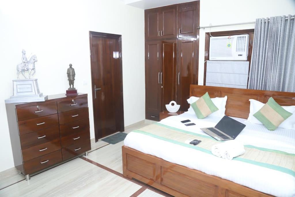 Divine India Service Apartment 3Bhk,B57 Sarita Vihar,Apollo New Delhi Exterior photo